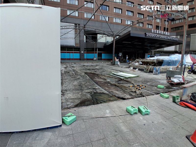 台北市忠孝東路一段12號施工圍籬倒塌壓傷女性路人。(圖/翻攝畫面)