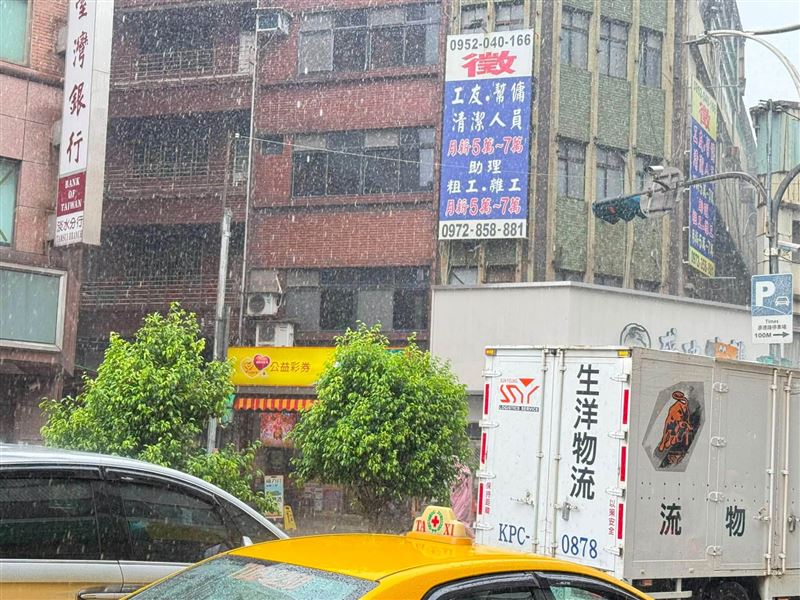 新北市淡水區今(8)日下午天氣說變就變,原本平靜的天空瞬間被烏雲籠罩,隨即遭狂風驟雨襲擊。(圖/翻攝臉書粉專)