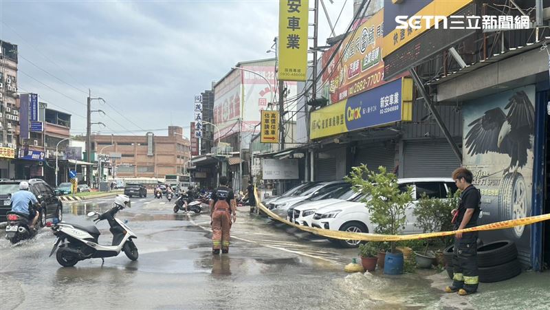 新莊路面破裂成溪流 當地702戶無水可用