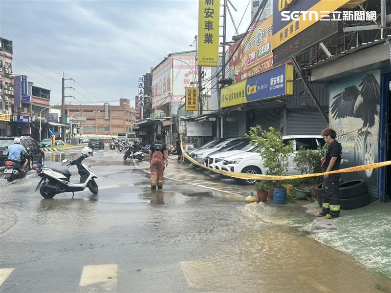 新北市新莊區新樹路及大安路口路面破裂,大量地下水滲流。(圖/翻攝畫面)