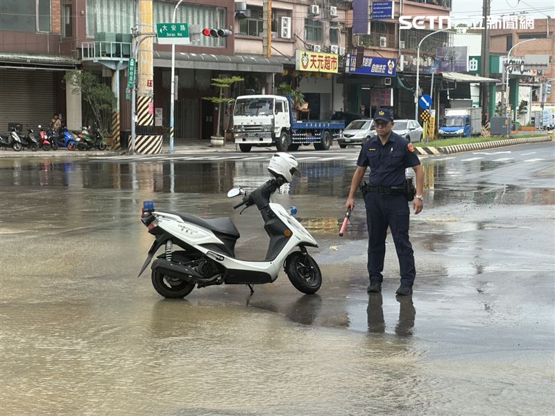 新北市新莊區新樹路及大安路口路面破裂,大量地下水滲流。(圖/翻攝畫面)
