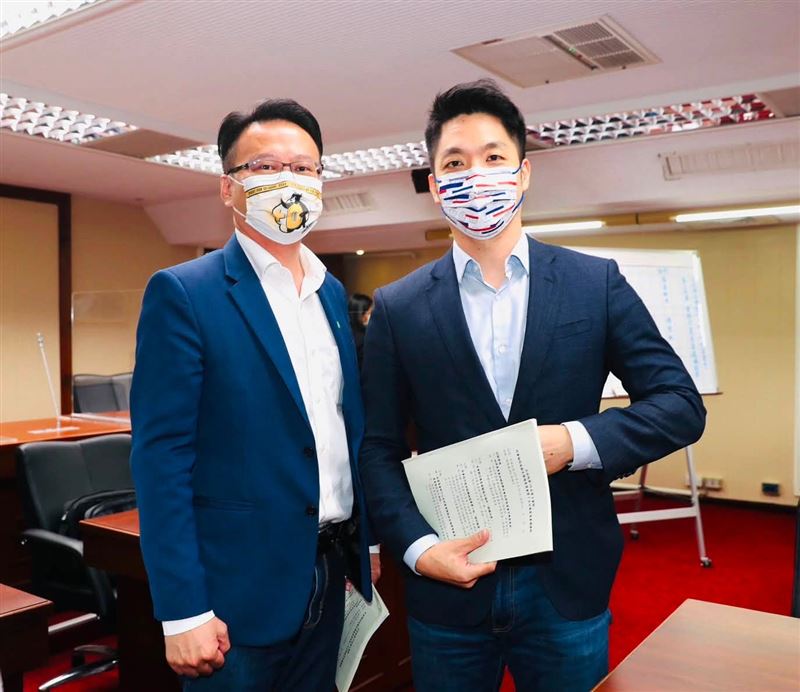 前立委莊競程透露,時任衛環委員會召委的蔣萬安曾召開秘密會議,陳時中於會中完整說明疫苗採購遭遇的種種困難(圖/翻攝自莊競程臉書)