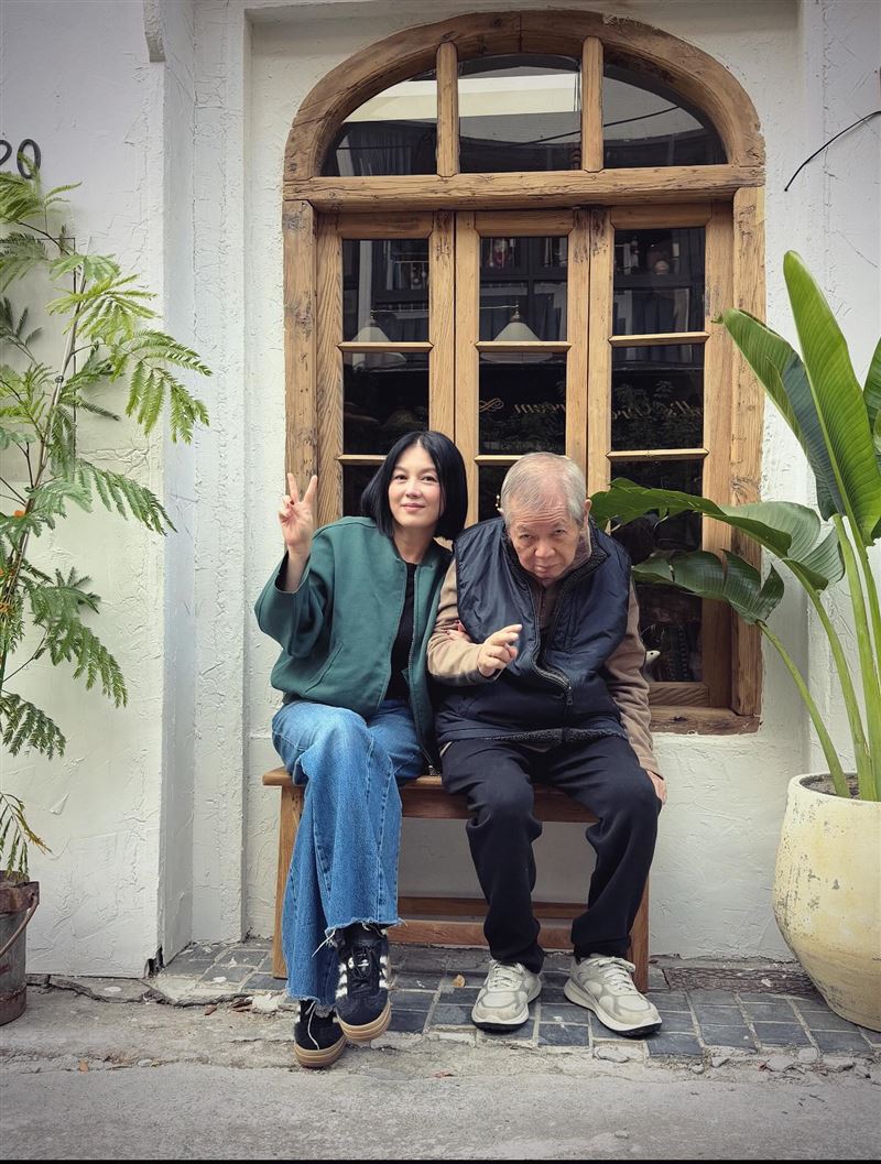 苗可麗父親罹患帕金森氏症,需要特殊照顧。(圖/翻攝自IG @amanda_wu0113)