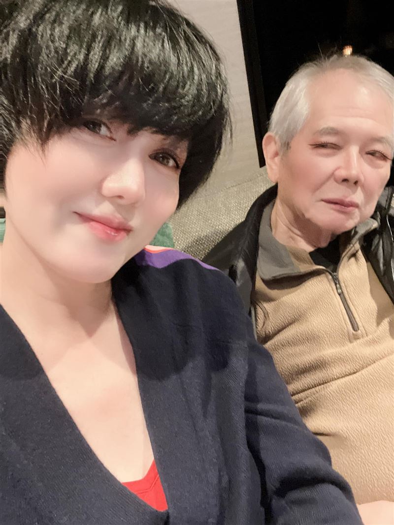 苗可麗逐漸找到和患有失智症爸爸的相處方式。(圖/翻攝自IG @amanda_wu0113)