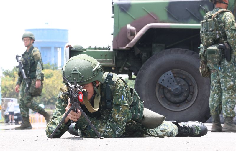 藍委質疑國軍留不住人,國防部:離退人數已有減少。圖為漢光演習實兵操演
