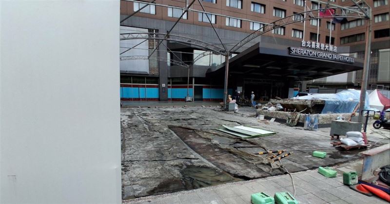 白海豚強風吹倒台北喜來登施工圍籬,一名路人遭砸中受傷送醫。(圖/翻攝畫面)