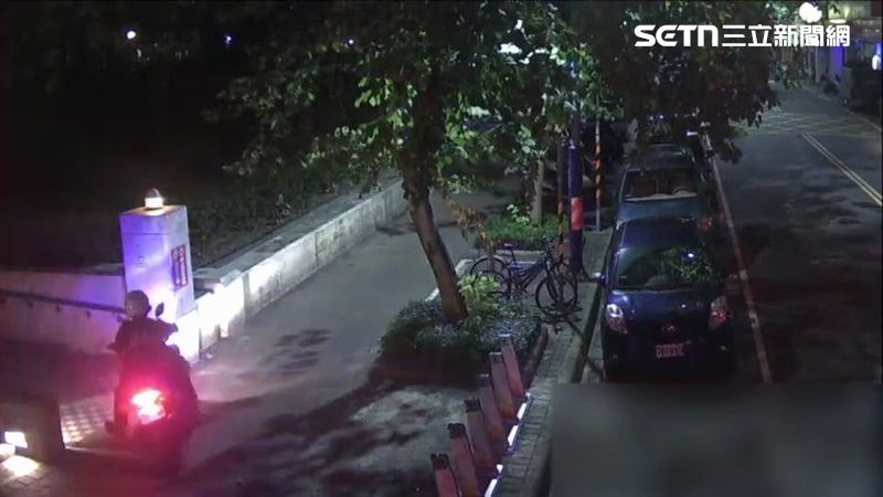 新北蘇男及王男2名高中同學在熱炒店吵架,還在店門口摔角。(圖/翻攝畫面)