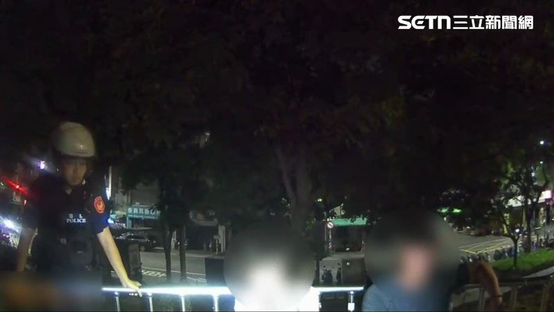 新北蘇男及王男2名高中同學在熱炒店吵架,還在店門口摔角。(圖/翻攝畫面)