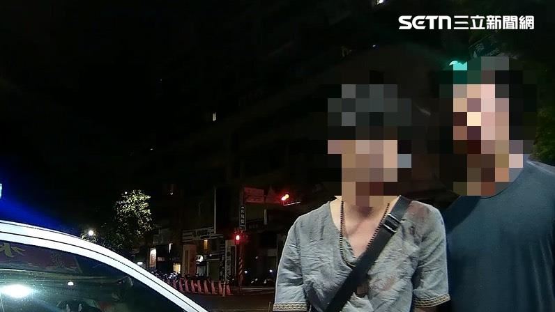 新北蘇男及王男2名高中同學在熱炒店吵架,還在店門口摔角。(圖/翻攝畫面)