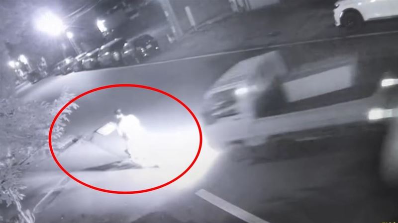 阿公帶孫子外出散步,遭小貨車從後方追撞,阿公遭捲入車底傷重死亡。(圖/koochiiiii授權提供)