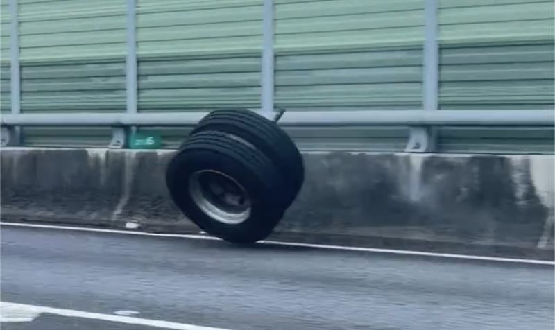 大貨車輪胎脫落後一路滾至匝道口。(圖/翻攝自Threads @candy13250)