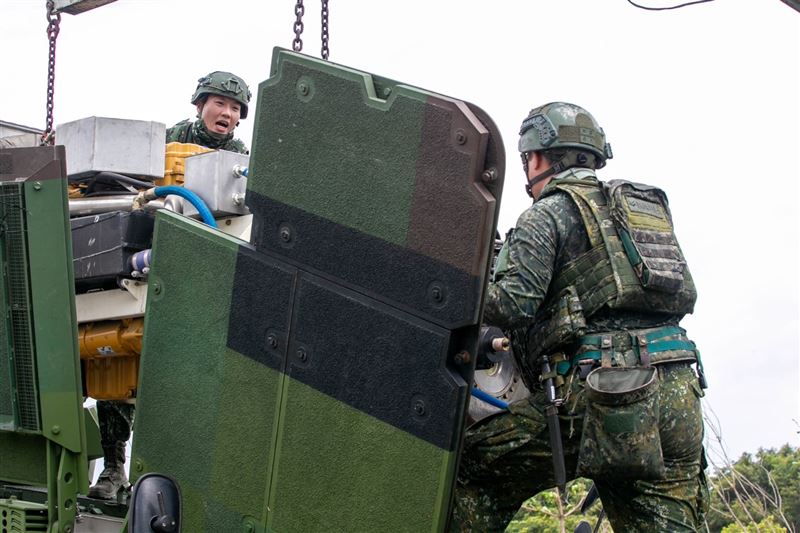聯兵269旅8日在新北地區戰術位置,實施八輪甲車野戰搶修。(圖/軍聞社提供)