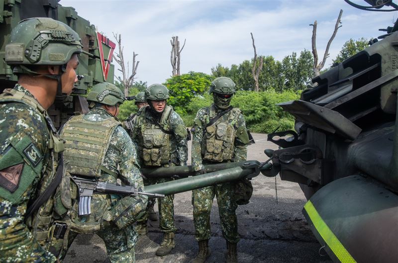 砲班官兵搬運A支架連結救濟車與砲車。(圖/軍聞社提供)