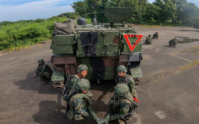 官兵實施指揮。(圖/軍聞社提供)