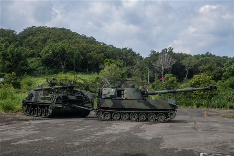 M88A1救濟車將故障砲車拖至安全地點。(圖/軍聞社提供)