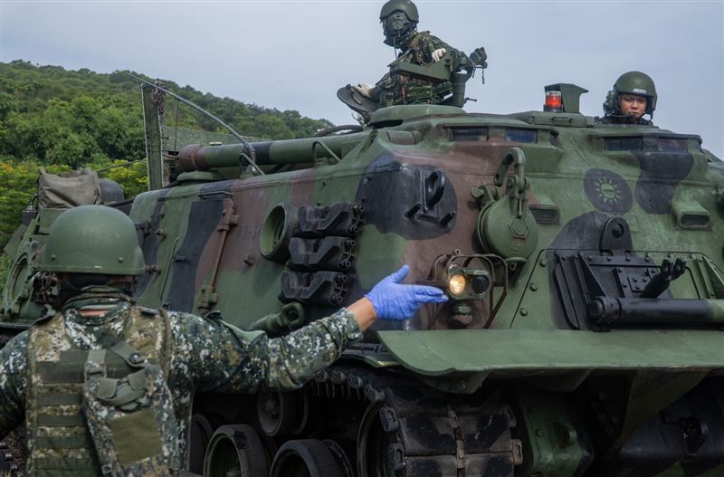 M88A1救濟車將故障砲車拖至安全地點。(圖/軍聞社提供)