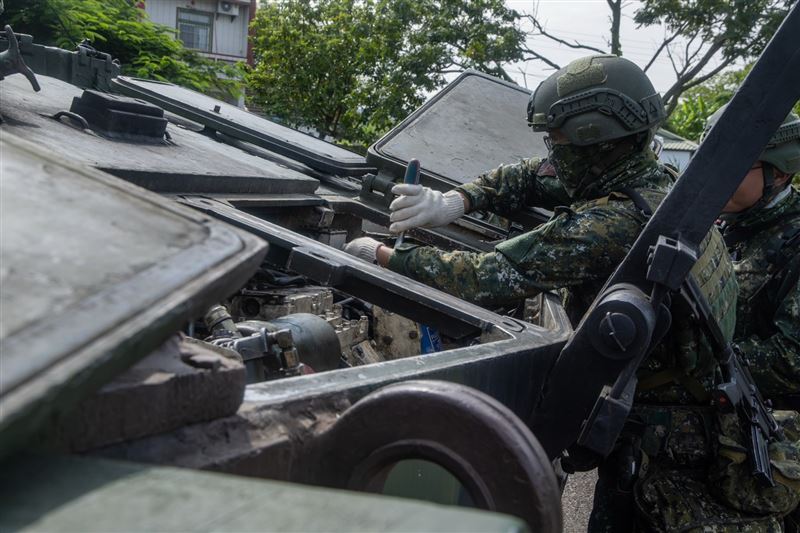 官兵針對損壞部件進行野戰搶修。(圖/軍聞社提供)