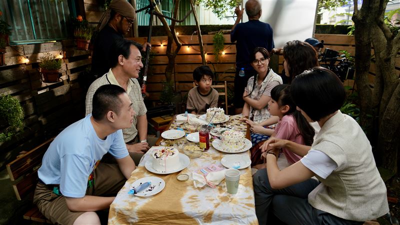 《轉角那間心藥局》在後院慶祝父親節,小藥局變成了一個大家庭。(圖/大愛影視提供)