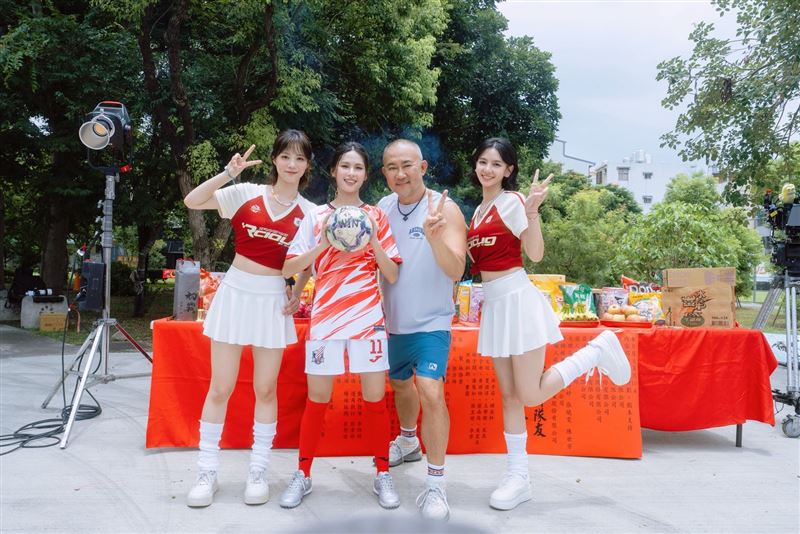 蔡南筠(左一)、林亭莉(左二)、張昱婷(右一)和《我的神隊友》導演柳廣輝(右二)開心合影。(圖/阿榮影業提供)