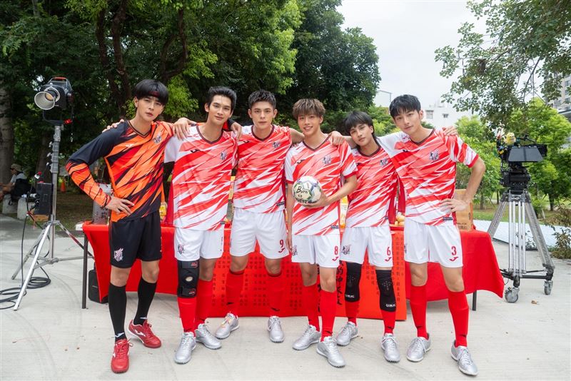 王學駿(左起)、夏浦洋、邱以太、黃文廷、萊恩和鍾岳軒在《我的神隊友》中,將有精彩足球表現。(圖/阿榮影業提供)