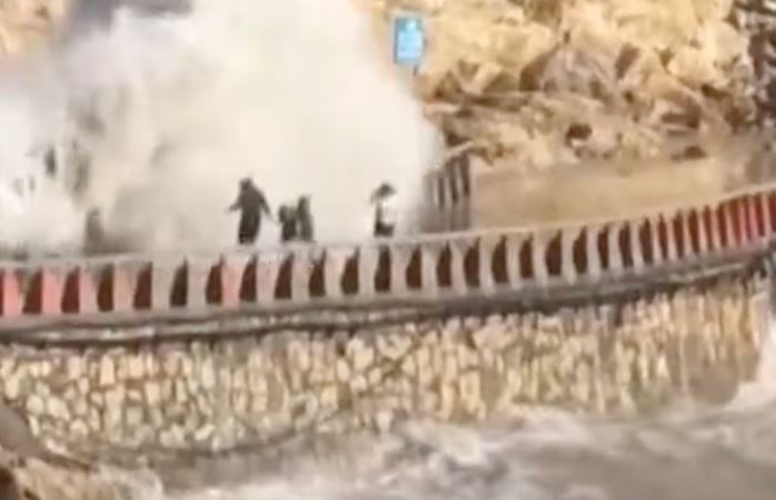 颱風硬闖海邊!巨浪來1家4剩3 男童被捲走