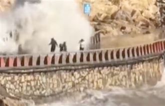 颱風硬闖海邊！巨浪來1家4剩3 男童被捲走