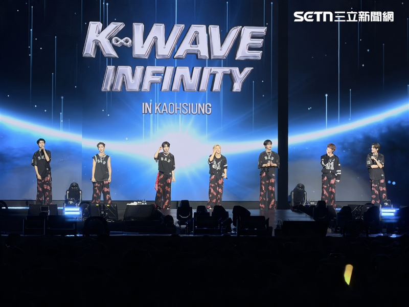 韓團NEWBEAT登上高雄巨蛋參與「K-WAVE INFINITY」韓流演唱會。(圖/讀者提供)