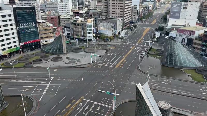 7日城鎮韌性防空演習期間,有女騎士無照上路又違規遭到警方追捕。(圖/翻攝畫面)