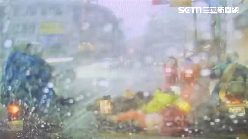 白海豚颱風帶來強勁風雨,機車騎士等紅燈時不敵強勁風勢側倒