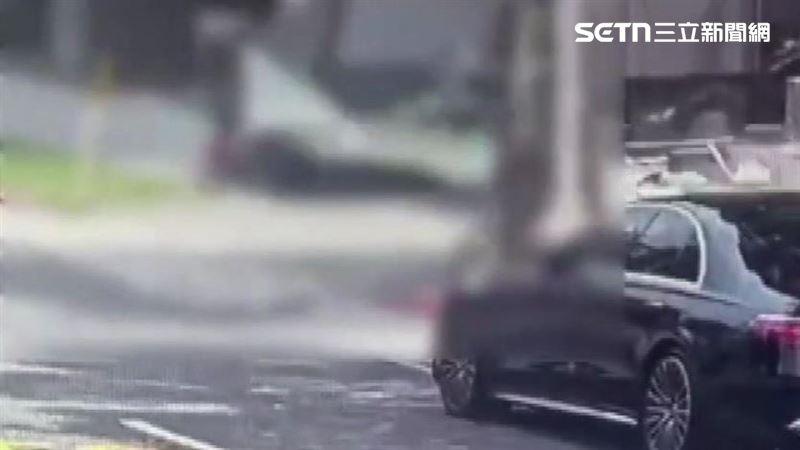 台北市喜來登圍籬還不敵強勁風勢,整片倒塌壓到路過民眾