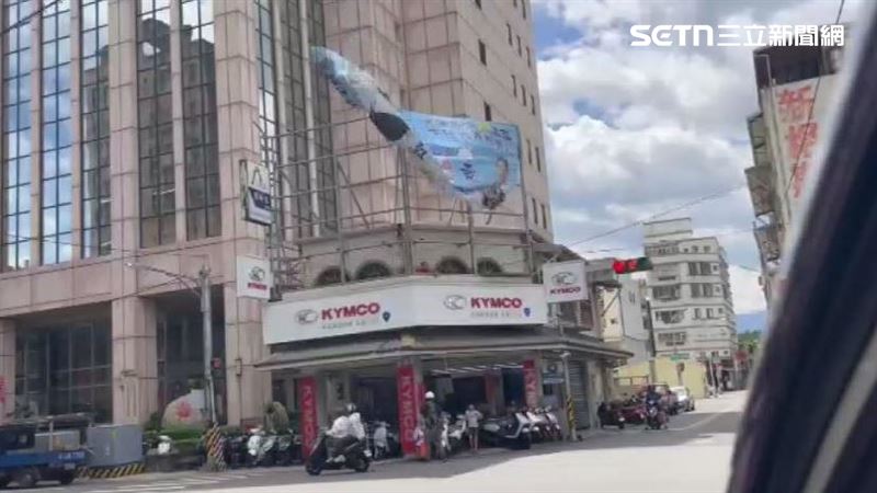 宜蘭市街道上一大片選舉帆布也被強風吹得上下甩動,十分危險