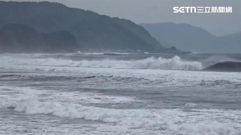 烏石港也受到風浪影響,賞鯨船業者暫停出港