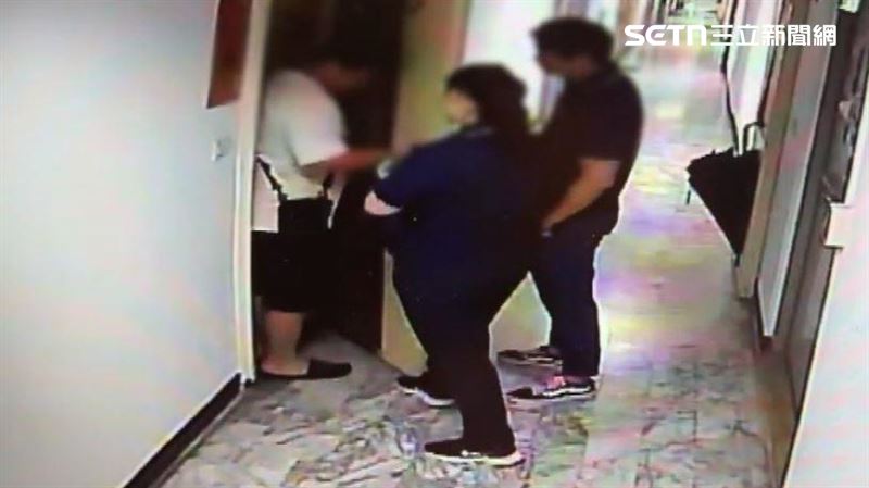 兩名不動產人員尾隨白衣房客,趁著開門之際用腳抵住門,雙方在住家門口爆發激烈爭執