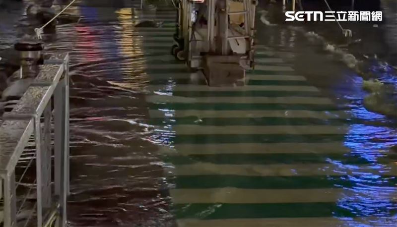 店家紛紛痛罵抱怨,颱風都還沒正式登陸或吹進來,甚至當地幾乎沒下什麼雨,就因為海水倒灌淹成這樣,直呼「真的太離譜了」。(圖/翻攝畫面)