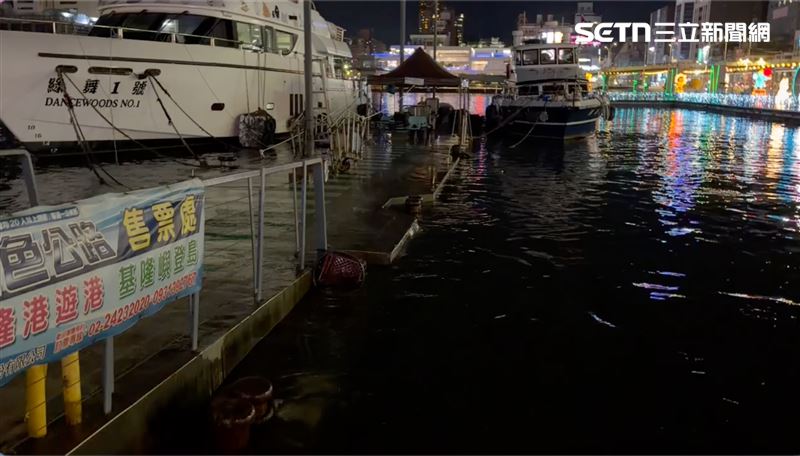 基隆碼頭水位整個暴漲,海水不斷漫過路面。(圖/翻攝畫面)