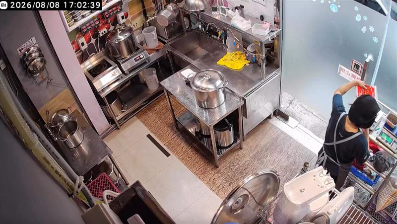 林三茶研所礁溪店,店外吹著強風。(圖/林三茶研所授權提供)