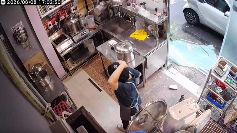 宜蘭強風「店家玻璃門被吹爆」員工嚇抱頭