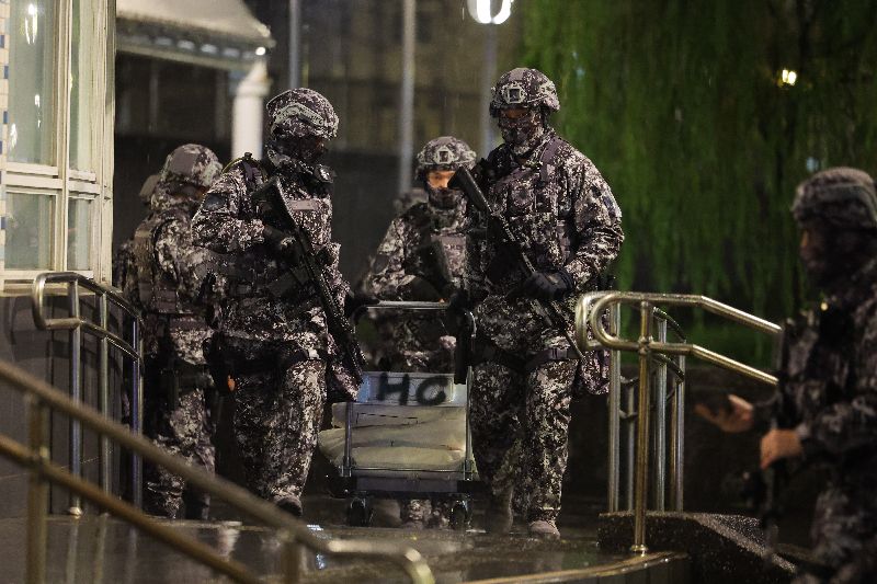 國軍「漢光42號演習」實兵演練持續進行,憲兵202指揮部「兵力、物資快速運用」9日凌晨於台北捷運進行操演,兵力透過北捷系統將補給運送至指定戰術位置。(圖/中央社)