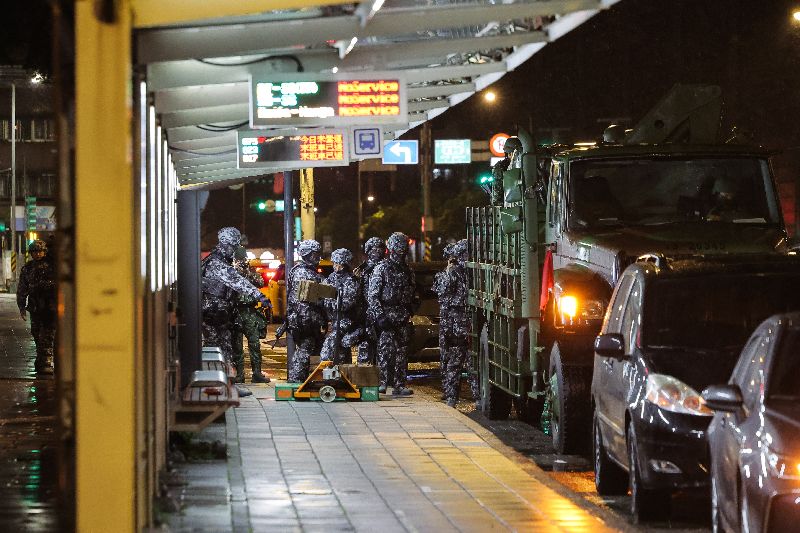 「漢光42號演習」實兵演練持續進行,憲兵202指揮部「兵力、物資快速運用」9日凌晨於台北捷運進行操演,現場操演兵力將彈藥從軍卡卸下。(圖/中央社)