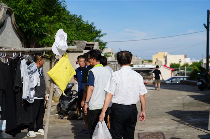 澎湖縣湖西鄉爆出嚴重的兒少照顧危機!縣府帶隊探視,不料屋內孩子們飽受驚嚇不敢開門,讓大陣仗人馬直接吃閉門羹。(圖/翻攝自澎湖縣政府臉書)