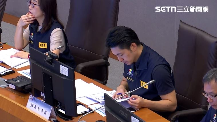 他問蔣萬安:上次宣布放假時,還沒發陸警
