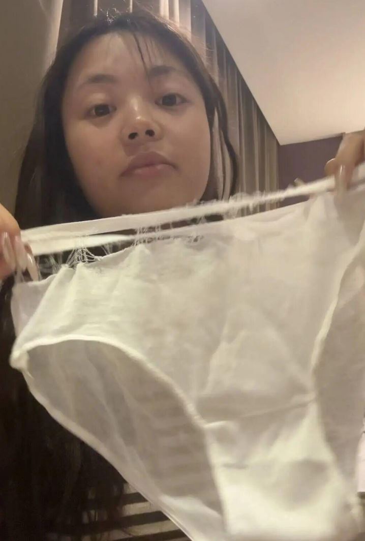 中國女子穿著免洗內褲,走在路上解體。(圖/翻攝自微博)
