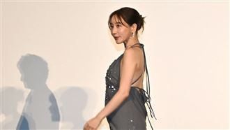 最美主播裸背挺孕肚遭狠批：情色廚房