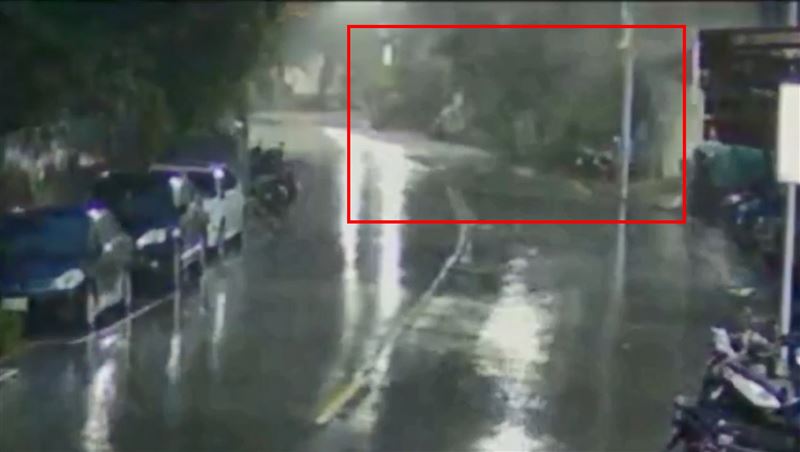 雨遮坍塌斷裂瞬間。(圖/翻攝畫面)