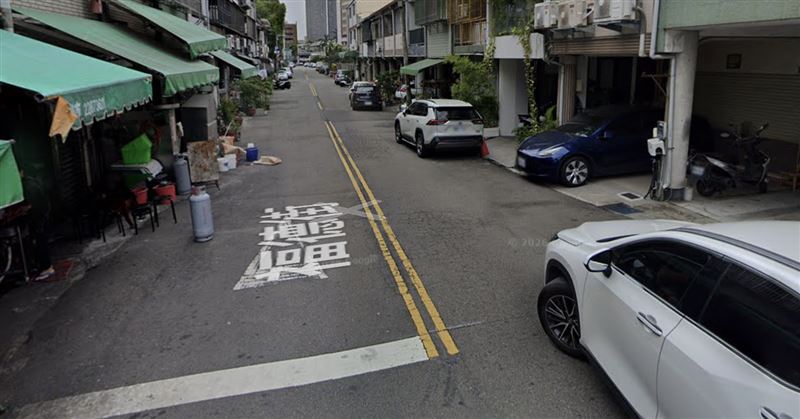 台中市交通局長葉昭甫宣布,路寬未滿10公尺的巷弄道路將「不再劃設雙黃線」。(圖/翻攝自GoogleMap)