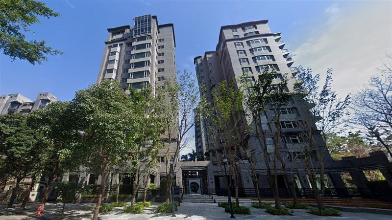 股市熱房市冷,大直水岸豪宅「輕井澤」出現單價152.8萬成交價格,刷新社區10年來新低,若以全盛時期200萬推算,等於打了75折。(圖/翻攝Google Maps)