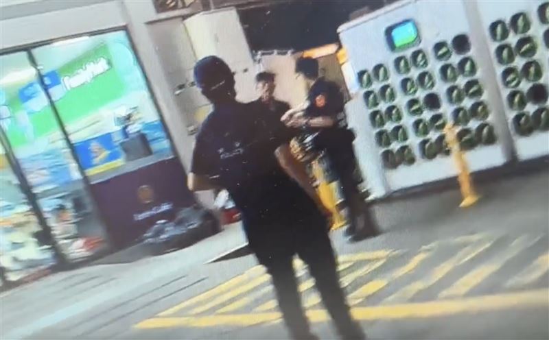 警方將刀械查扣沒收，並依法將男子帶回保護管束及依法送辦。（圖／翻攝畫面）