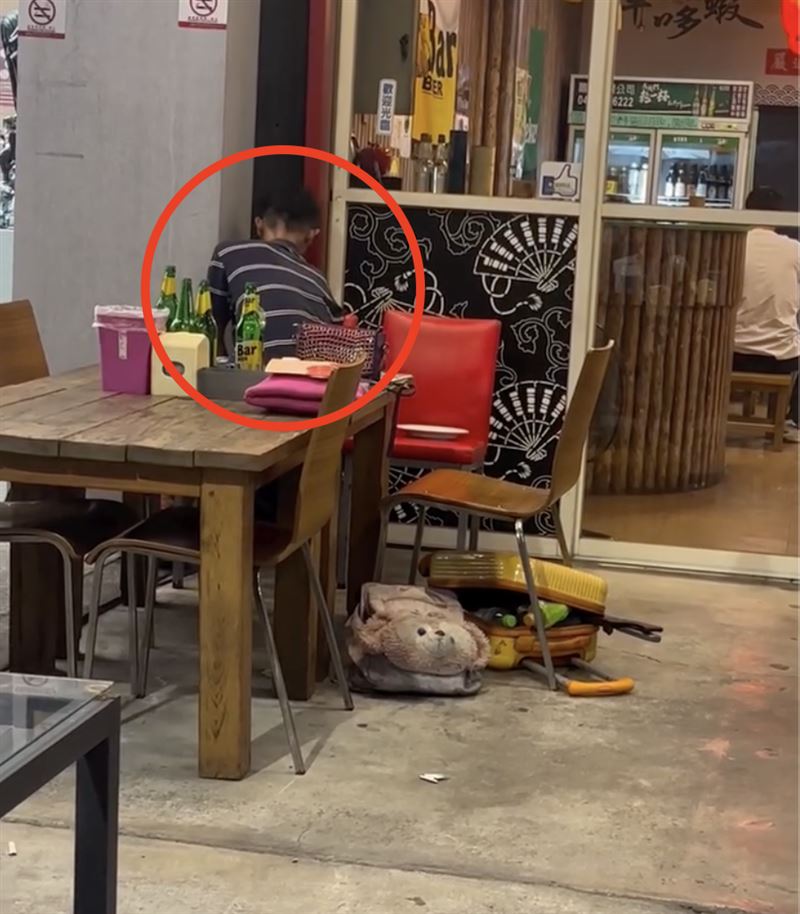 林男的行李箱內擺放一具卡式爐及藏有一把水果刀。（圖／翻攝自Threads @candy_wu529）