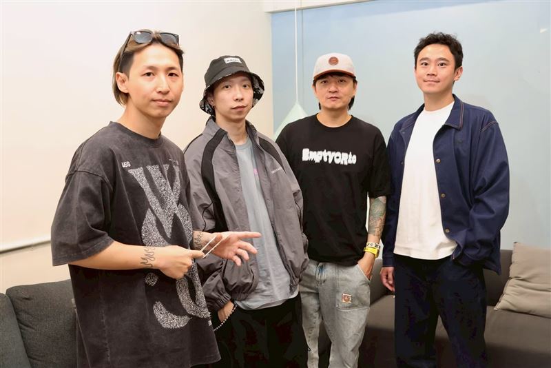 「EmptyOrio」柯光(左起)、牧、鄭宇辰、雷誰接受《三立新聞網》專訪。(圖/記者田俊彥攝影)