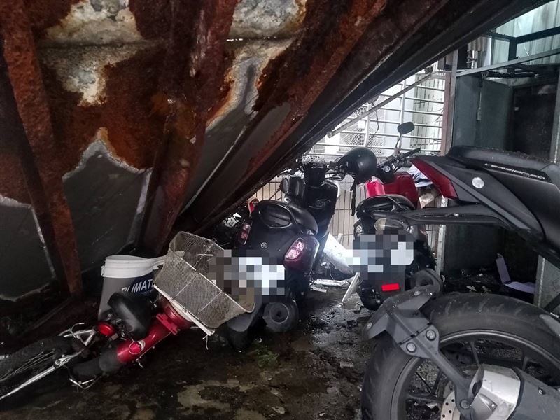 遭砸的雨遮、機車及腳踏車。(圖/翻攝畫面)
